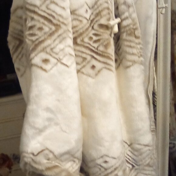 Woman Within Faux Fur Coat, sz 2x, Ivory 2/tan Nordic pattern - Picture 6 of 7